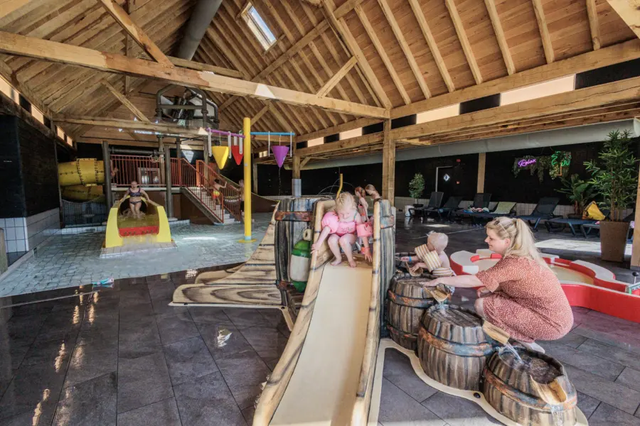 Overdekte waterspeeltuin vakantiepark kaps